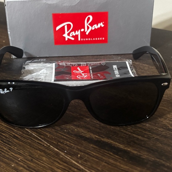 Ray-Ban New Wayfarer Black /Polarized Sunglasses - Picture 1 of 4